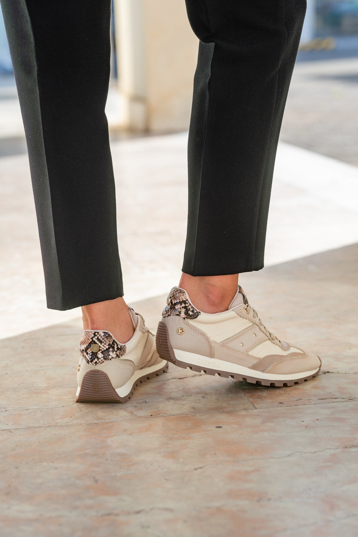 Sneakers in vera pelle beige con dettaglio animalier